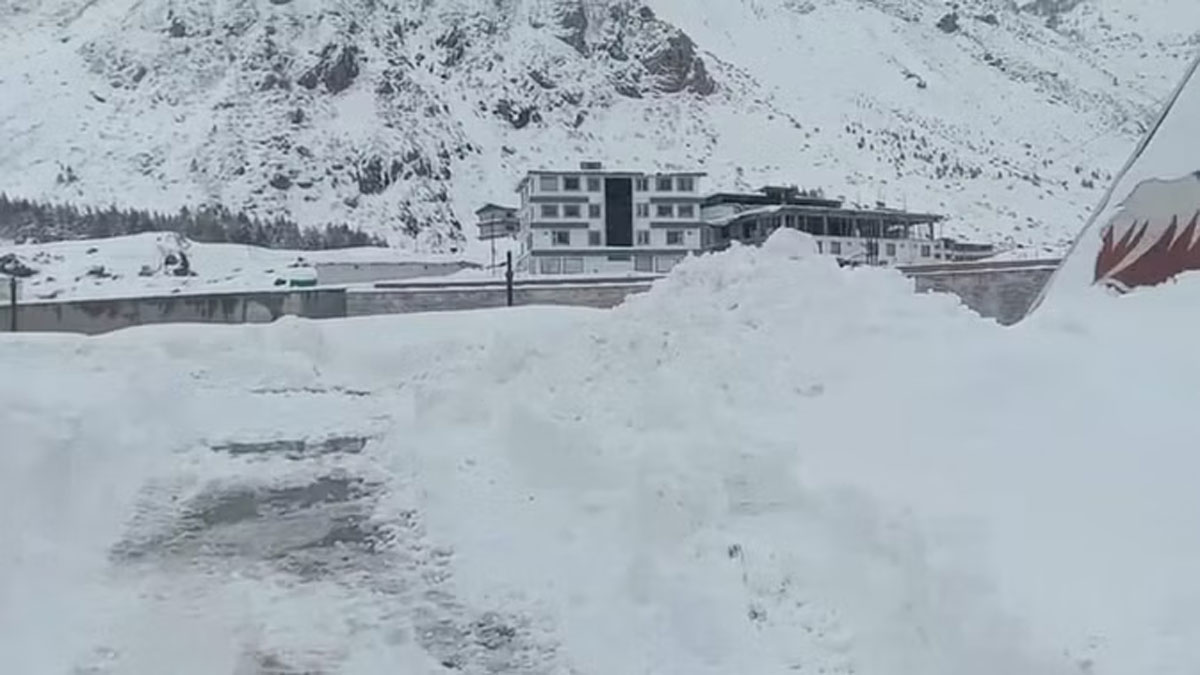 पहाड़ों पर बर्फबारीः बदरीनाथ-केदारनाथ में तीन फीट जमी, मैदानी इलाकों में ठंडी हुई हवा