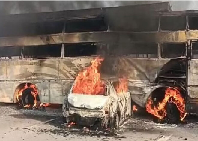 Breaking News: बस-कार की टक्कर, आग का गोला बने वाहन, चार की मौत, ऐसे बचाई यात्रियों ने जान
