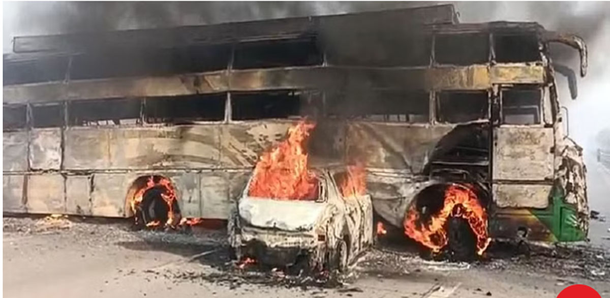 Breaking News: बस-कार की टक्कर, आग का गोला बने वाहन, चार की मौत, ऐसे बचाई यात्रियों ने जान