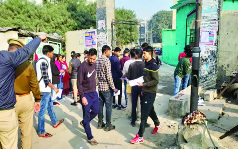 UP Police Bharti Exam: सिपाही भर्ती की दूसरे दिन की परीक्षा जारी, चेकिंग और बायोमिट्रिक के बाद मिला प्रवेश