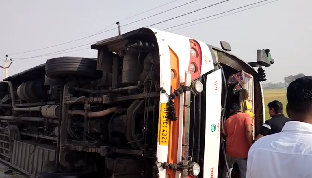 UP News: दिल्ली से बिहार जा रही टूरिस्ट बस फतेहपुर में दुर्घटनाग्रस्त, 24 यात्री घायल