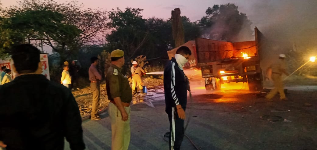 UP News: दो ट्रकों की टक्कर में लगी आग, खलासी की जिंदा जलकर मौत