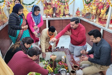 श्री शिव बालाजी धाम मंदिर में दूध और जल से रूद्राभिषेक