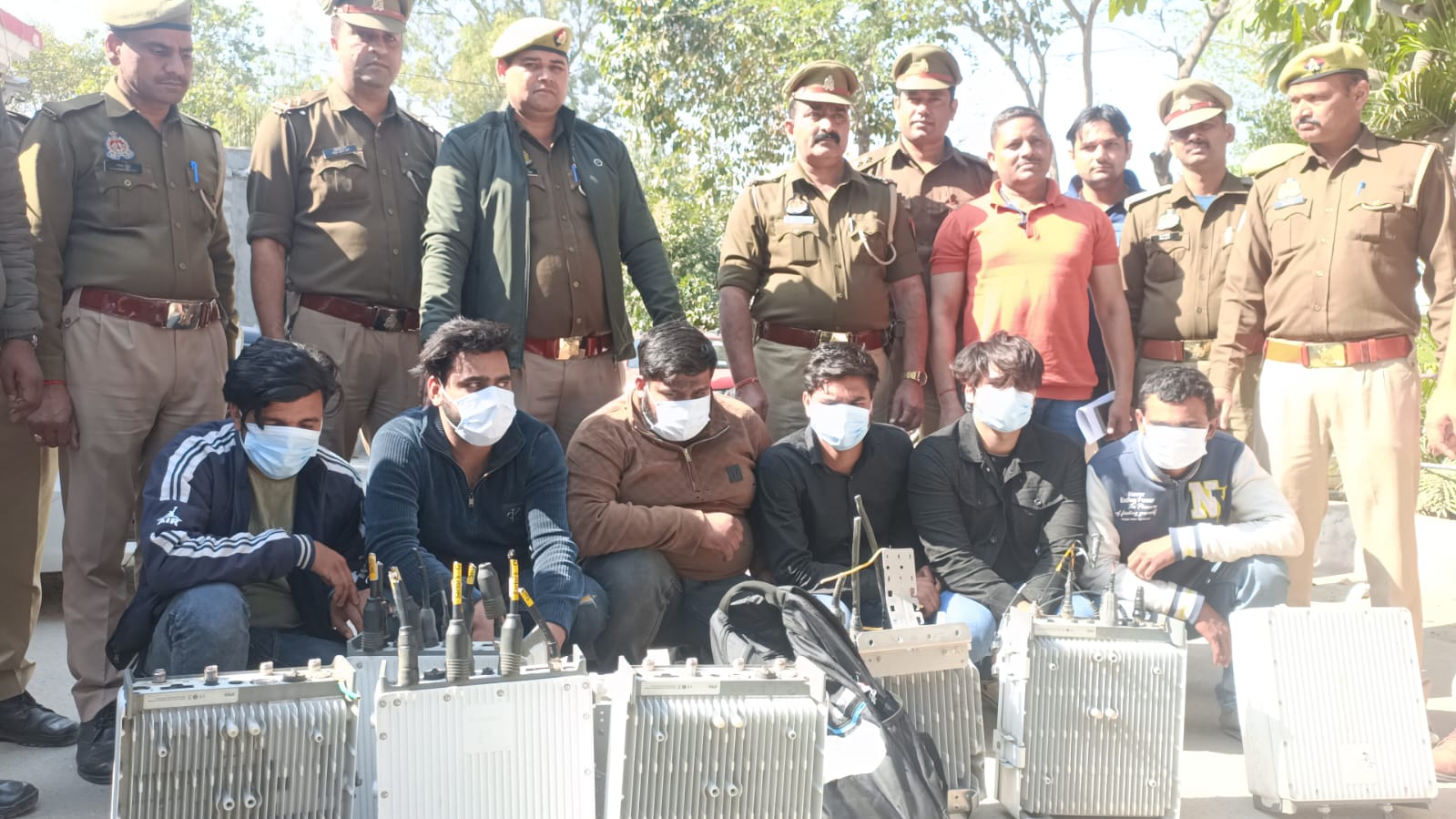 Noida Police: चलते मोबाइल टावरों से करते थे चोरी, करोड़ों का माल बरामद