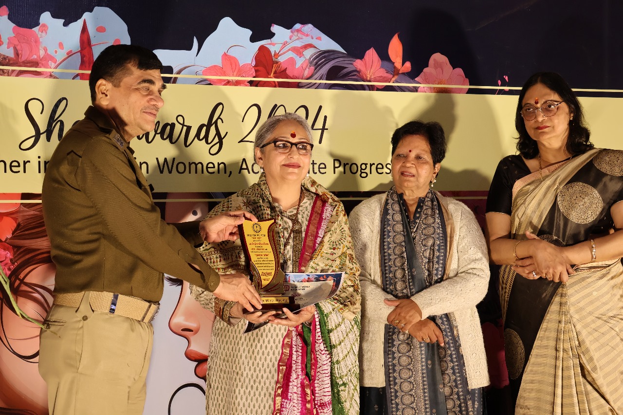 Noida News: समाज सेवा में आगे रहने वाली महिलाओं को मिला सम्मान
