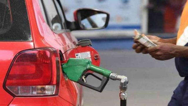 Petrol-diesel: पेट्रोल-डीजल 2 रुपये प्रति लीटर हुआ सस्ता, नई दरें शुक्रवार सुबह 6 बजे से होंगी लागू
