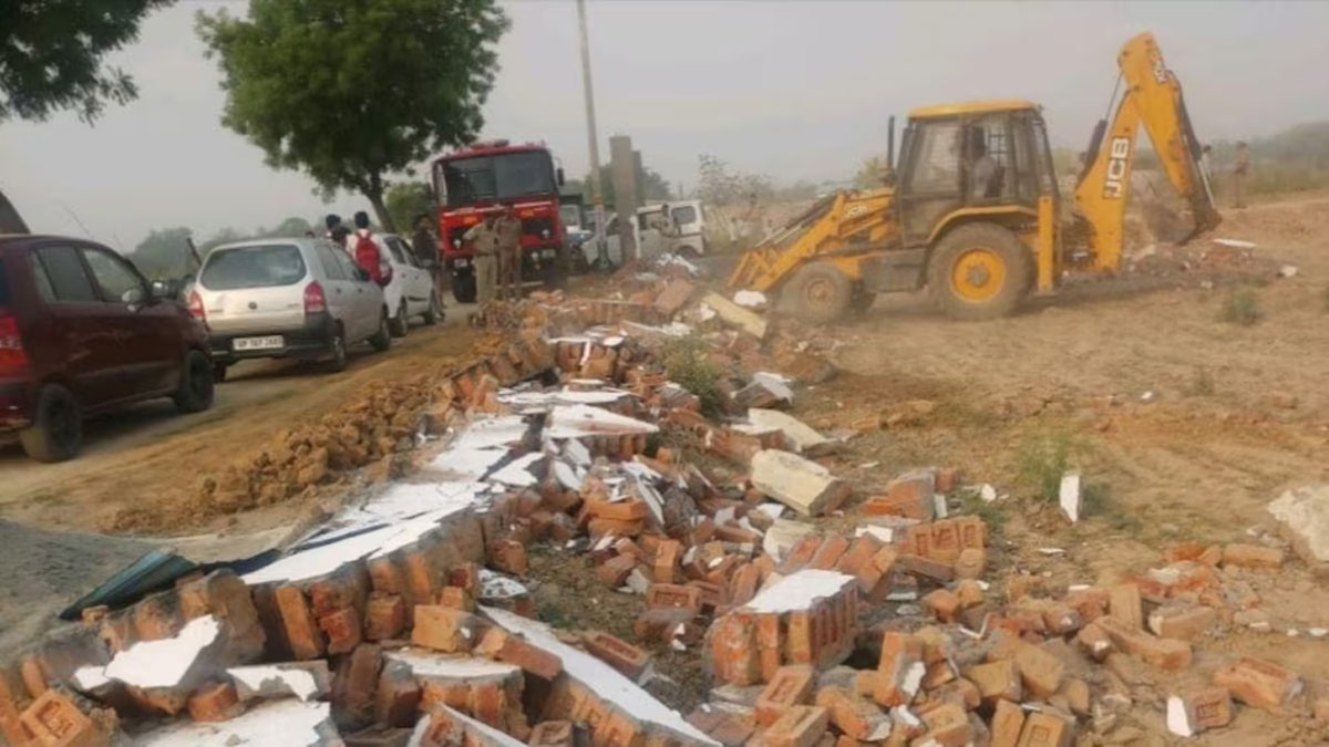 ग्रेनो प्राधिकरण का बिसरख व खेड़ा चैगानपुर में चला बुलडोजर, ढहाया अवैध निर्माण