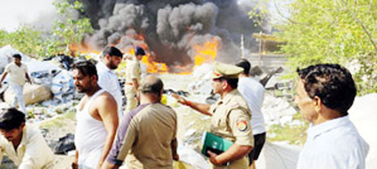 बड़ी खबरः बादलपुर इंडस्ट्रियल एरिया में प्लास्टिक के दाना कंपनी लगी भीषण आग,लोगों ने ऐसे बचाई जान