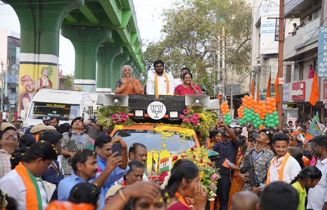 Road show: सीतारमण ने कोयंबटूर से भाजपा उम्मीदवार अन्नामलाई के लिए किया रोड शो