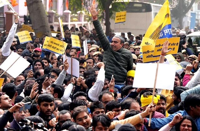 Delhi News: मेयर चुनाव न होने पर ‘आप’ ने भाजपा मुख्यालय पर किया प्रदर्शन