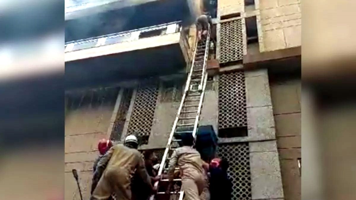 Delhi News: रोहिणी चार मंजिला इमारत में लगी आग, 2 को किया रेस्क्यू