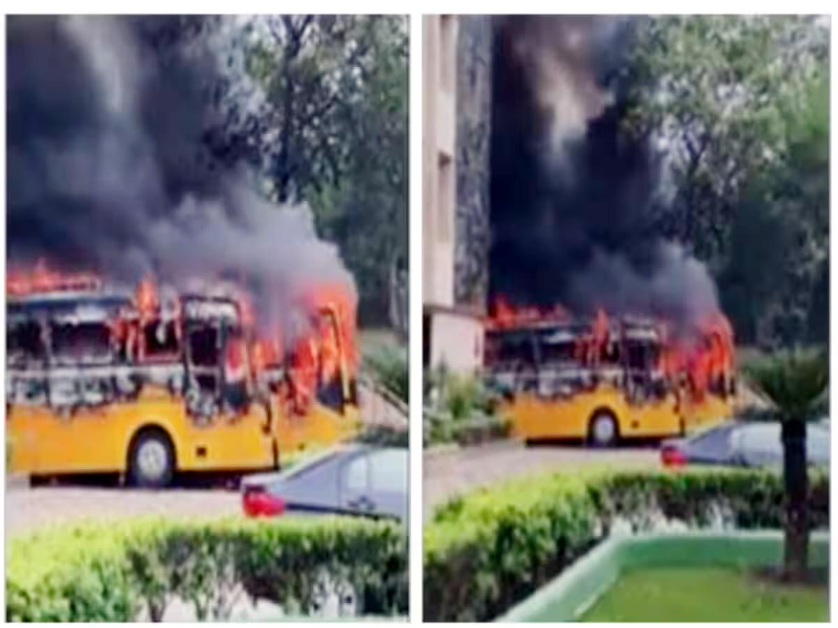 massive fire: द्वारका स्कूल के अंदर स्कूली बसों में लगी भीषण आग