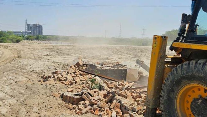 Noida Authority: भू-माफियाओं ने प्राधिकरण की कब्जा और अर्जित जमीन परकिया अवैध निर्माण, अब ऐसे चला बुलडोजर