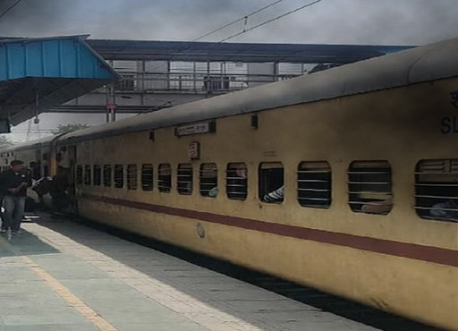 Blast in Train: वलसाड एक्सप्रेस में आग बुझाने के दौरान विस्फोट, RPF कांस्टेबल की मौत