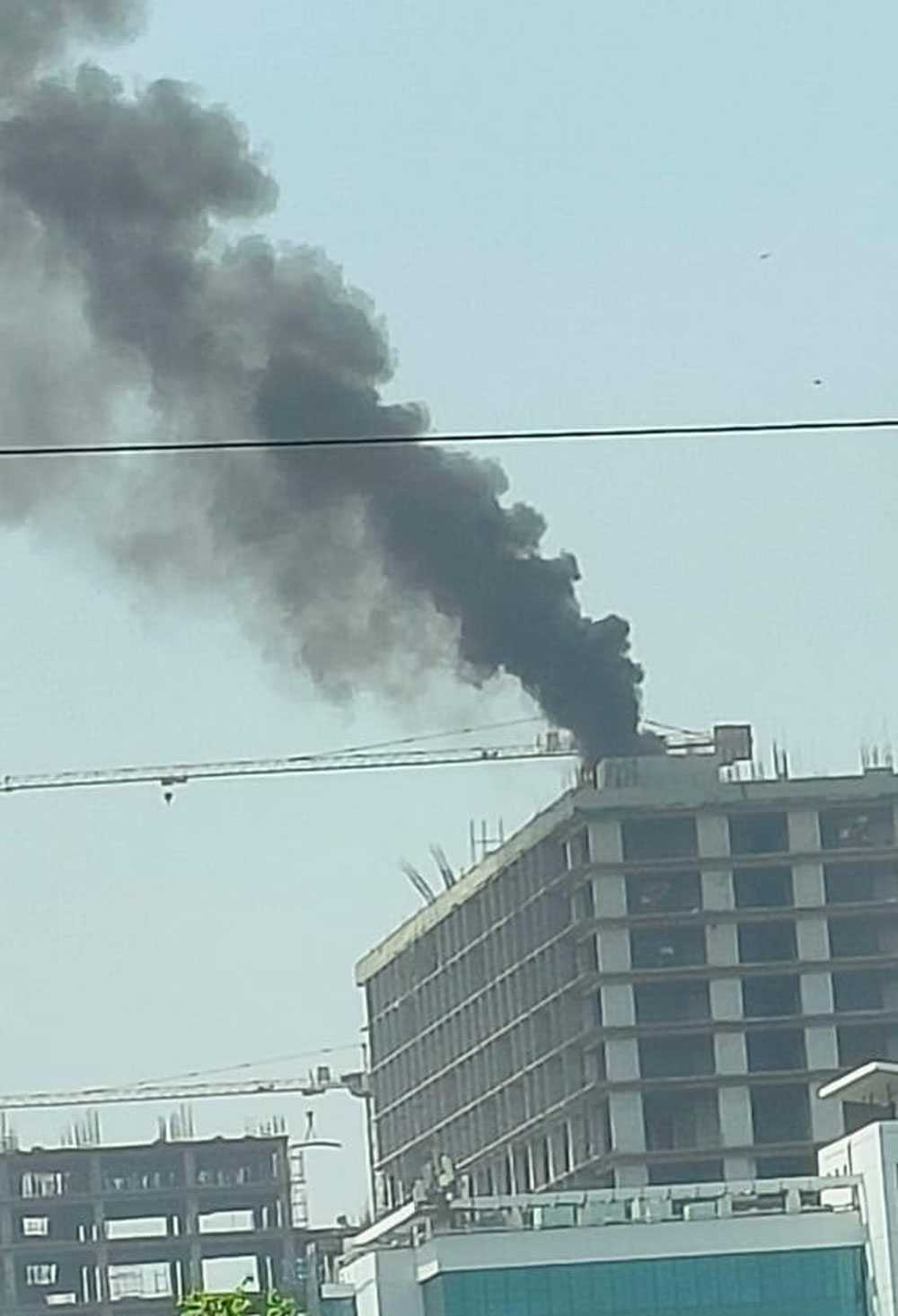 Noida News: निर्माणाधीन इमारत में आग, टाॅप मंजिल पर पहुंच फायर सर्विस विभाग ने आग पर पाया काबू