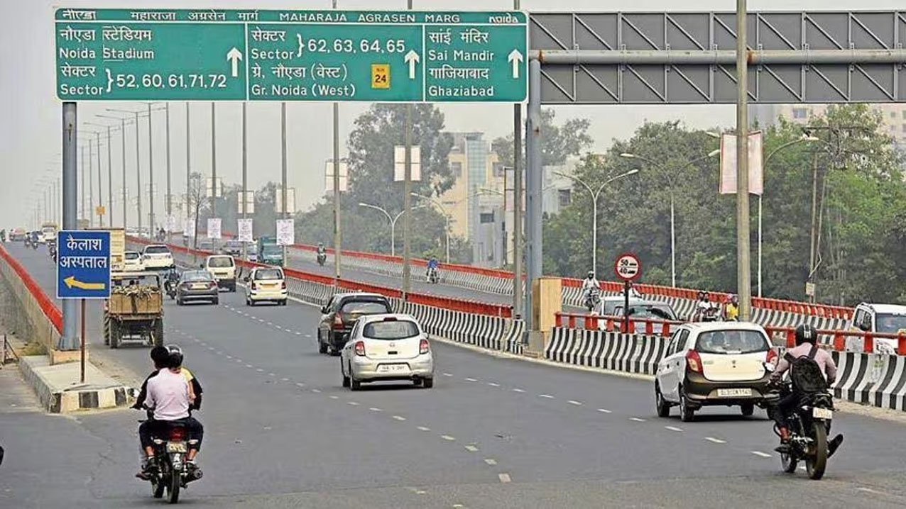 Noida News: एलिवेटेड रोड पर मरम्मत, नीचे रोड़ पर जाम की आफत