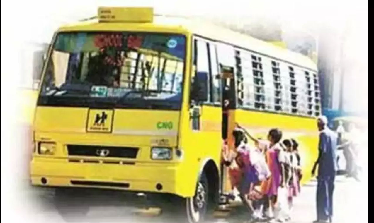 School Bus: नोएडा में घूम रही खटारा बसों के मालिकों पर नकेल कसने की तैयारी में परिवहन विभाग