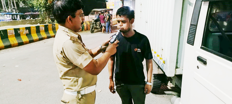 Noida News: पुलिस ने चलाया चेकिंग अभियान, आठ वहान सीज किए , 19 पर करवाई
