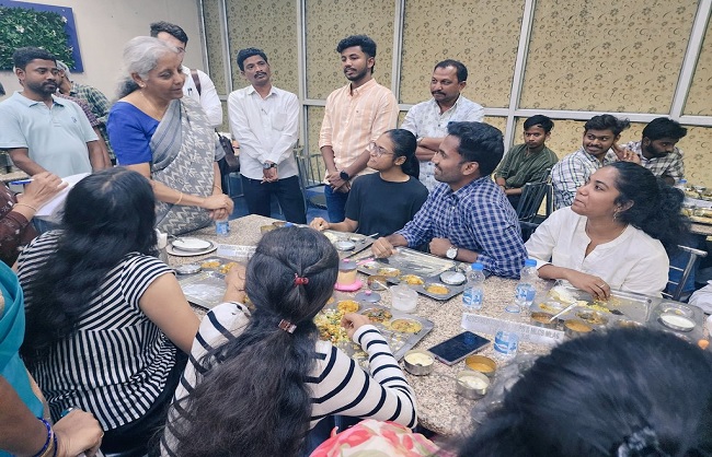 Top News: निर्मला सीतारमण ने किया आंध्रा और तेलंगाना भवन का दौरा