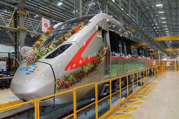 New Delhi: जिंदल स्टेनलेस ने पहली वंदे मेट्रो ट्रेन के लिए की स्टेनलेस स्टील की आपूर्ति