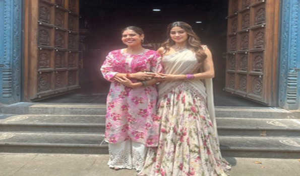 Bollywood: चेन्नई में एक मंदिर में भगवान का आशीर्वाद लेने पहुंचीं जान्हवी कपूर
