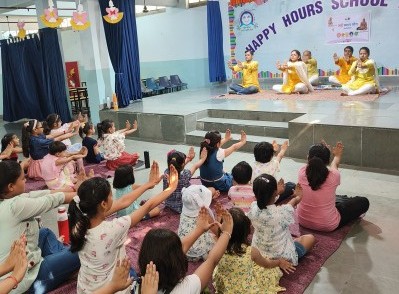 हैप्पी आवर्स स्कूल फॉर गर्ल्स में अर्हम ध्यान योग शिविर