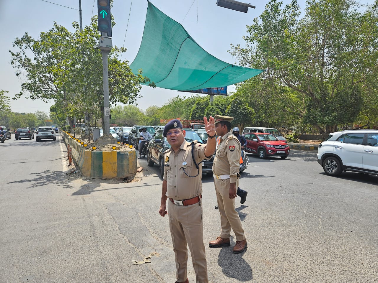 Noida Traffic Police: वाहन चालको को तेज घूप से बचाने को यातायात पुलिस ने निकाला ये नायाब तरीका