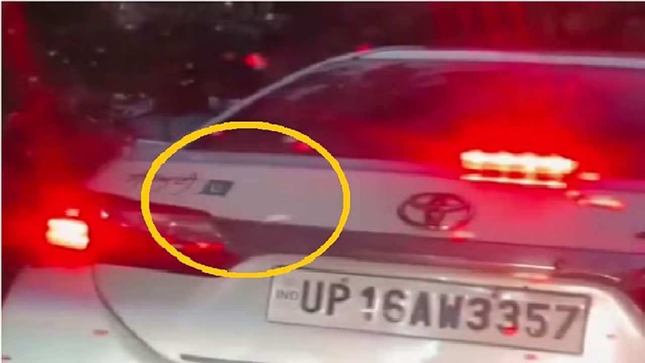 टोयोटा कार पर लगा पकिस्तान का झंडा, नोएडा की मदरसन कंपनी ने इस व्यक्ति को बेची थी कार