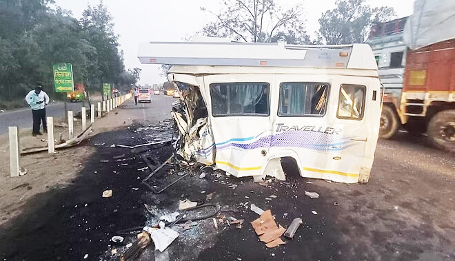 Road Accident: वैष्णो देवी जा रही ट्रैवलर गाड़ी आगे चल रहे ट्रॉले से टकराई, सात की मौत; 20 घायल