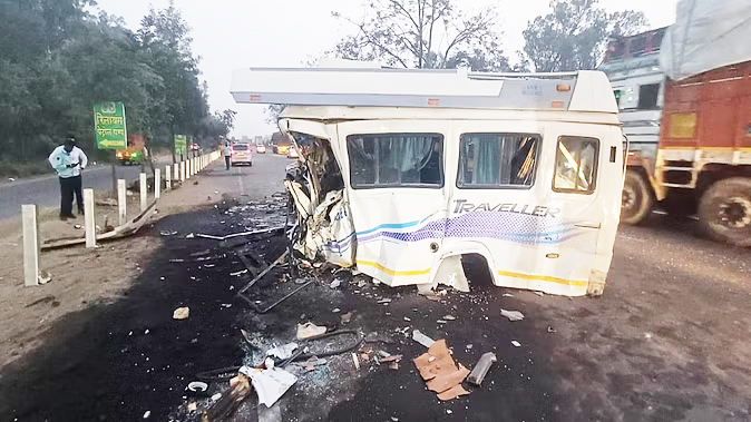 Road Accident: वैष्णो देवी जा रही ट्रैवलर गाड़ी आगे चल रहे ट्रॉले से टकराई, सात की मौत; 20 घायल