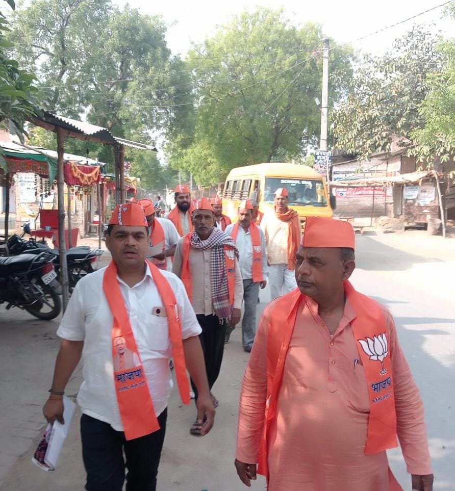 Varanasi : प्रधानमंत्री मोदी के रोड शो में आम जन को निमंत्रण बांटने में भाजपा जुटी