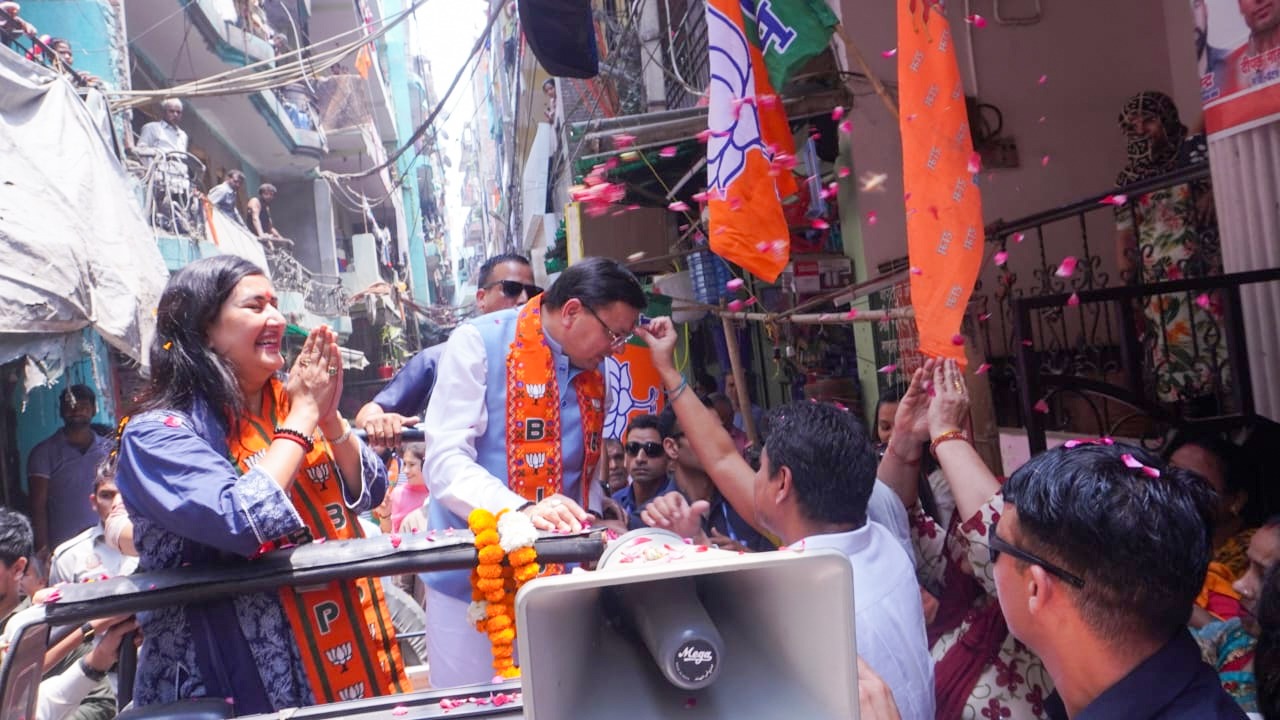 Election Campaign: उतराखंड के CM पुष्कर सिंह धामी ने नई दिल्ली से भाजपा प्रत्याशी बांसुरी स्वराज के पक्ष में किया प्रचार