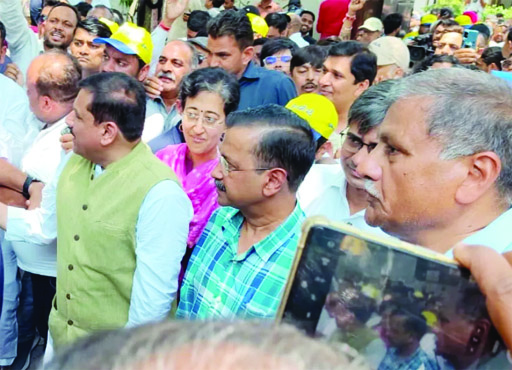 Swati Maliwal: केजरीवाल का BJP दफ्तर तक मार्च शुरू, चप्पे-चप्पे पर पुलिस ने की बैरिकेडिंग