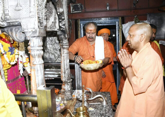Varanasi: सीएम योगी ने काशी विश्वनाथ धाम में किया दर्शन-पूजन, बाबा काल भैरव का लिया आशीर्वाद