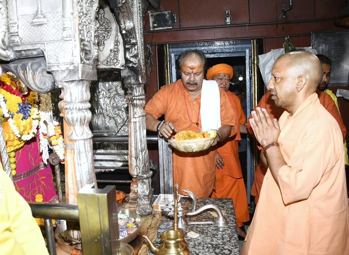Varanasi: सीएम योगी ने काशी विश्वनाथ धाम में किया दर्शन-पूजन, बाबा काल भैरव का लिया आशीर्वाद