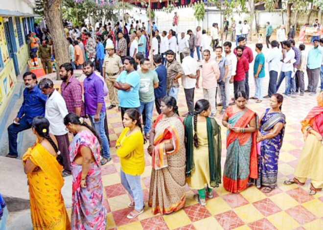 Lok Sabha Election 2024 Voting: तीसरे चरण का मतदान जारी, मतदान केंद्रों पर लग रही लंबी कतार