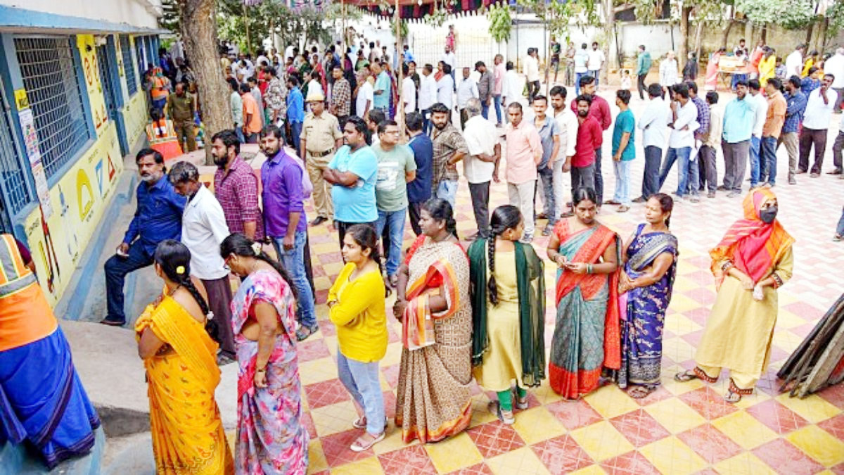Lok Sabha Election 2024 Voting: तीसरे चरण का मतदान जारी, मतदान केंद्रों पर लग रही लंबी कतार