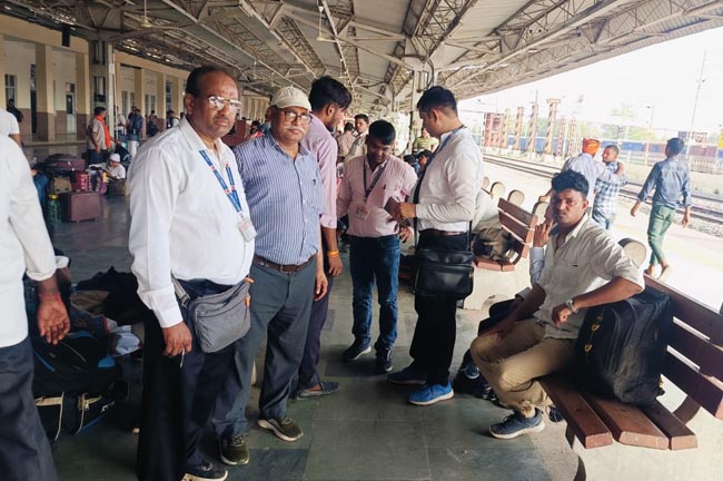 UP News: रेलवे चेकिंग अभियान में 862 यात्रियों से वसूला 5 लाख 59 हजार जुर्माना