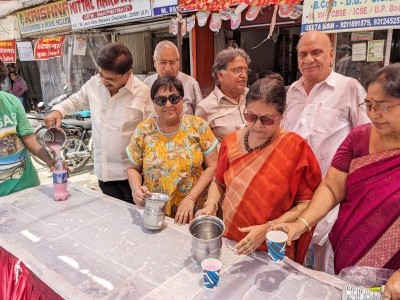 अग्रवाल महासभा ने गंगा दशहरे पर राहगीरों को पिलाया शर्बत