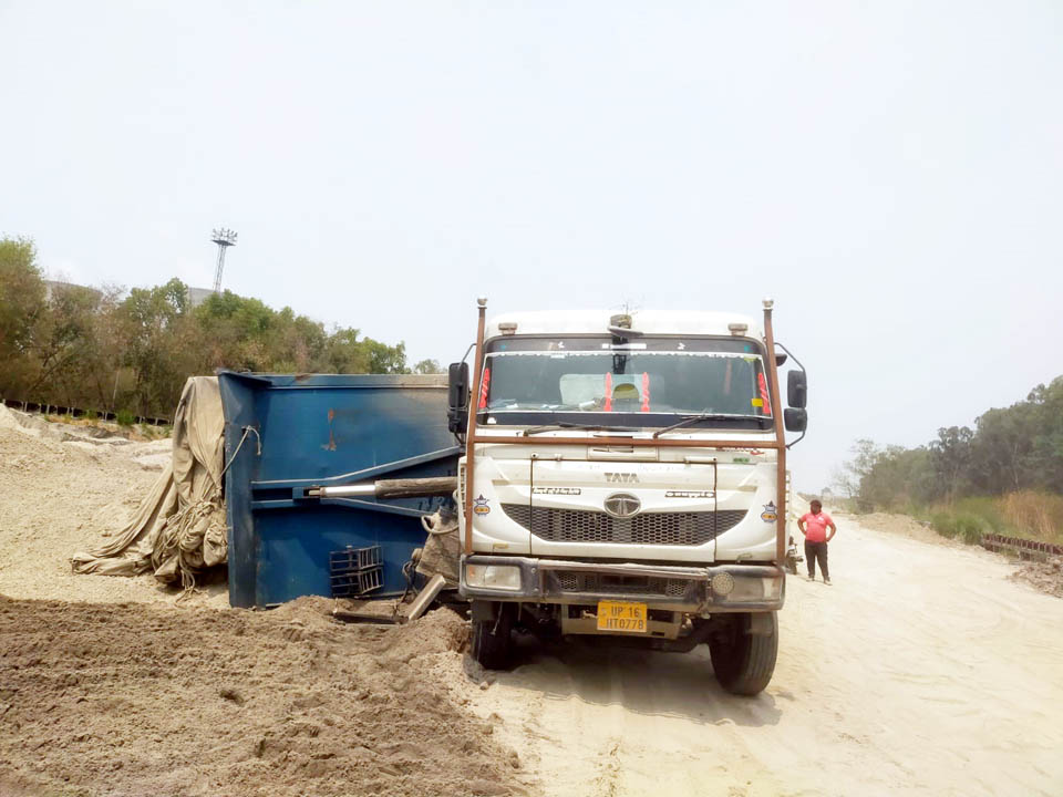 Dadri News: एनटीपीसी प्लांट में ओवरलोड ट्रक पलटा