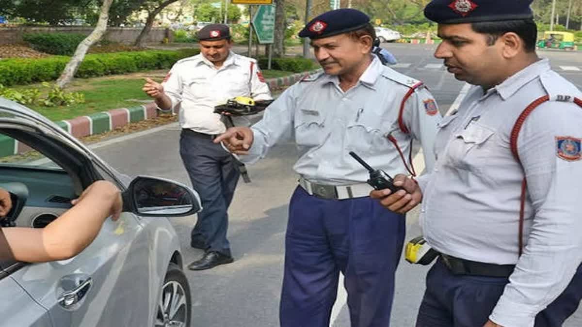 Delhi News: नाबालिग ड्राइवरों पर ट्रैफिक पुलिस की ताबड़तोड़ कार्रवाई