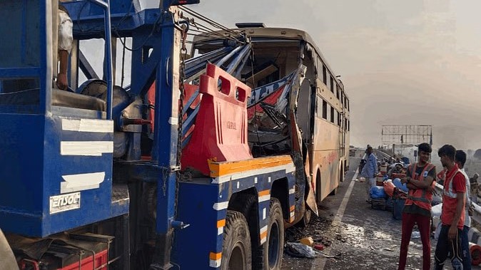 दिल्ली-मेरठ एक्सप्रेसवे पर खड़े ट्रक से टकराई डबल डेकर बस, 35 घायल