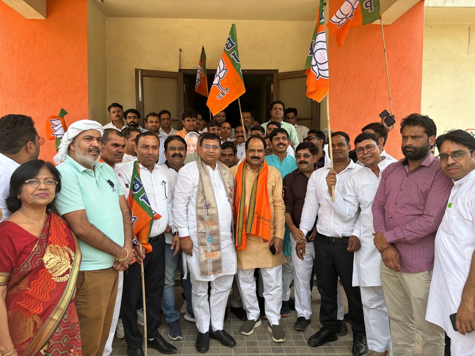 Noida News: भाजपाईयों ने पार्टी कार्यालय पर मनाई जीत की खुशी