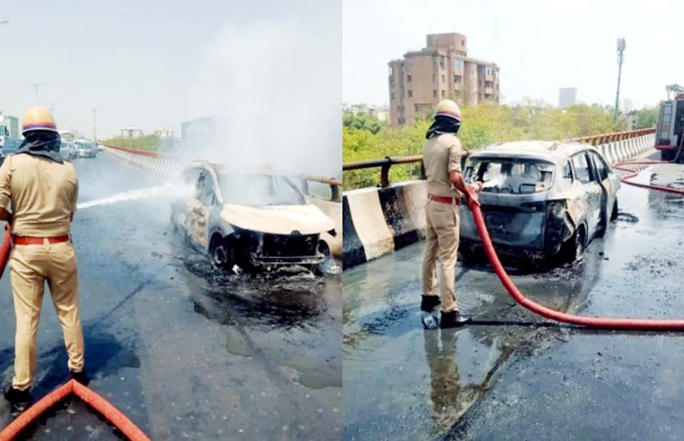 Noida News: एलिवेटेड रोड पर धू-धूकर जलती रही कार, लोगों ने ऐसे बचाई जान