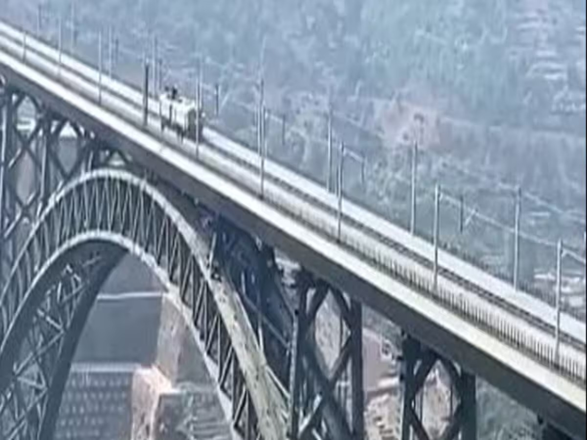 Trial Train: दुनिया के सबसे ऊंचे चिनाब रेल ब्रिज पर चली ट्रायल ट्रेन