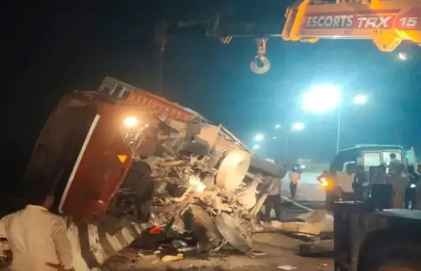 Accident: ट्रक-कैंटर में टक्कर, 4 लोगों की मौत; 24 घायल