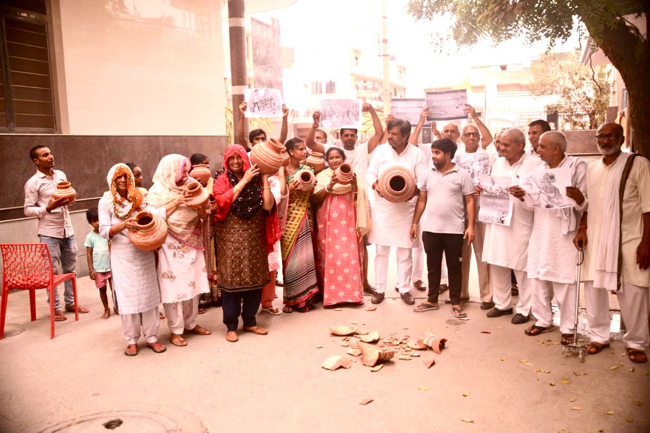 पानी के मटके फोड़कर प्राधिकरण अफसरों को विरोध, जानिए ग्रामीणों ने क्या लगाए आरोप