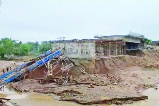 Jharkhand News: झारखंड में निर्माणाधीन पुल का पिलर धंसने से गार्डर टूट कर नदी में गिरा