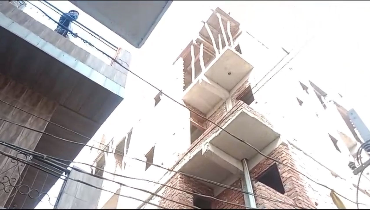 तेज आंधी से चोटपुर कॉलोनी में मकान की चौथी मंजिल गिरी एक की मौत नोएडा में जगह जगह गिरे पेड़ और पुलिस के बैरीकेड