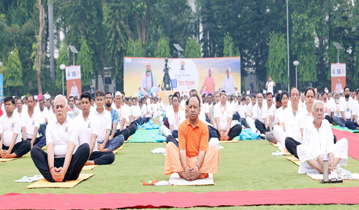Yoga Day: सीएम योगी आदित्यनाथ ने राजभवन में किया योग